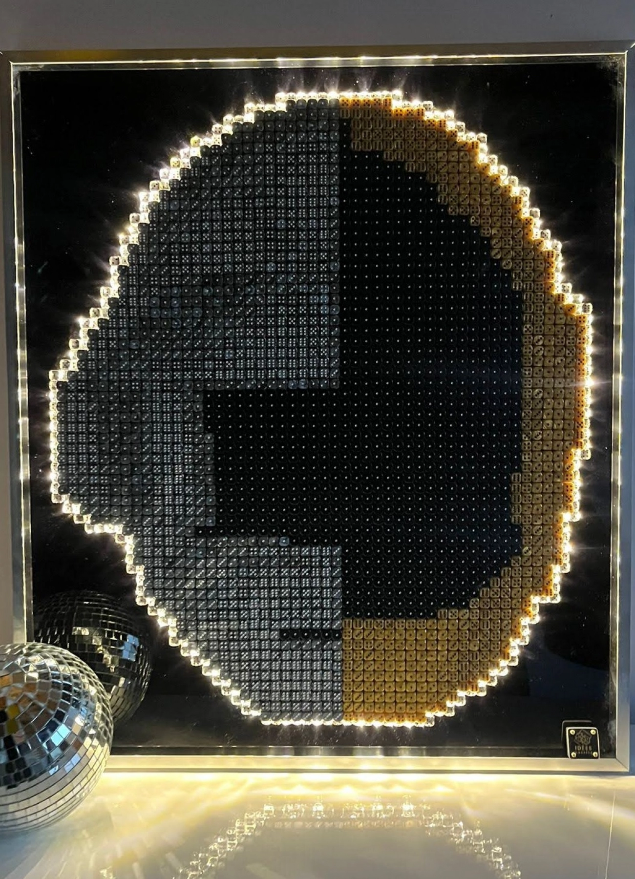 Tableau avec des dés de Daft punk